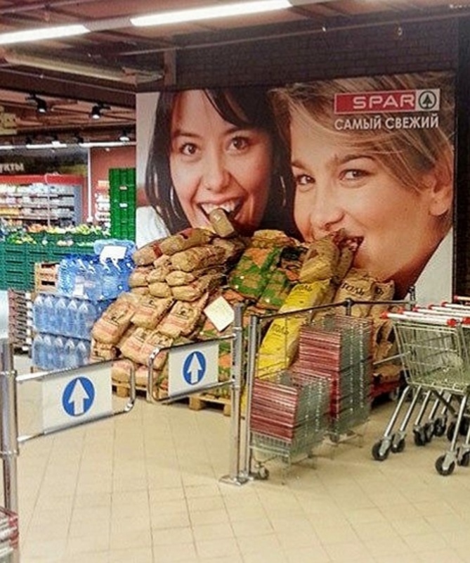 Демотиватор Советы специалисту по ассортименту, как правильно выкладывать товар  - 2025-7-30